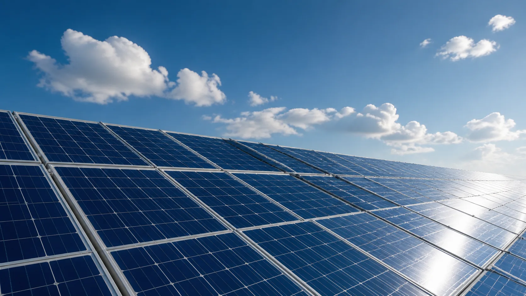 Fileiras de painéis solares fotovoltaicos